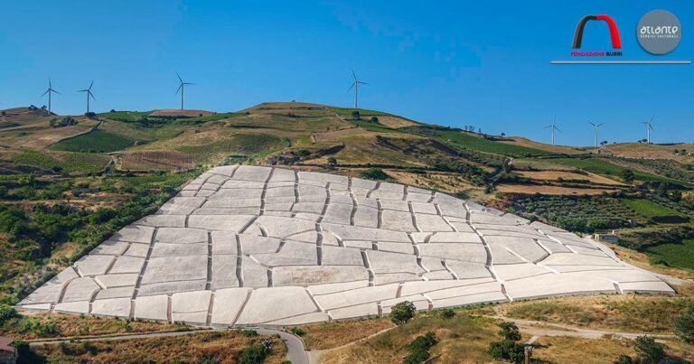 Il Cretto di Gibellina nella sua interezza in una vista aerea
